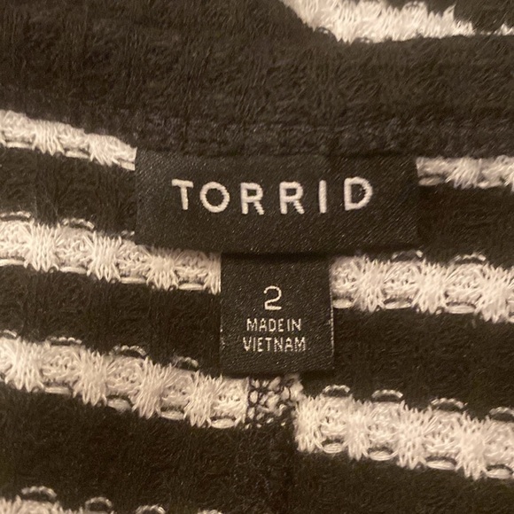 Torrid 2 (18/20) black and white stripe shirt - Picture 3 of 5